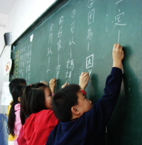 ילדים סינים כותבים על לוח